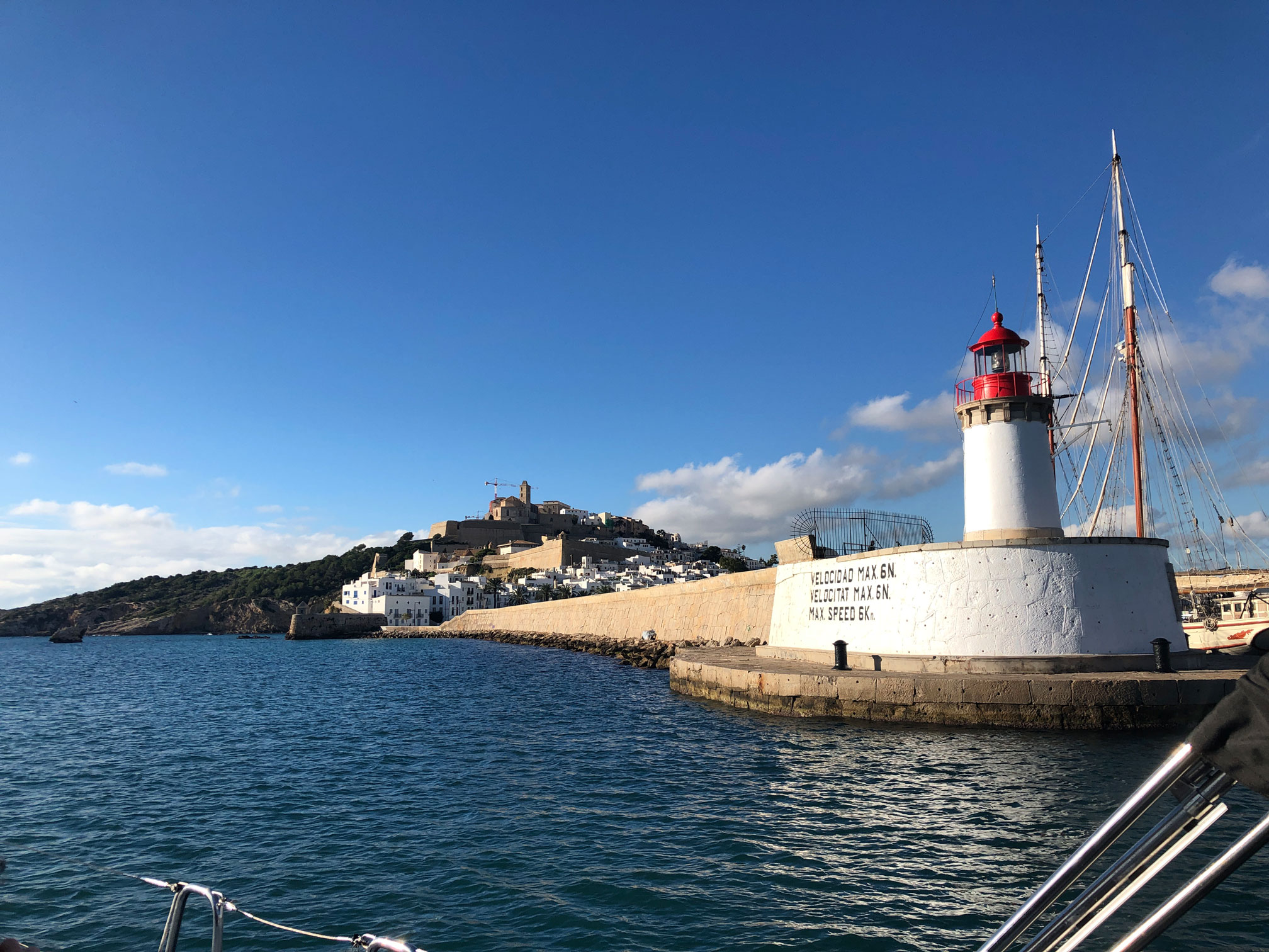 Ibiza im Dezember vom Wasser aus gesehen