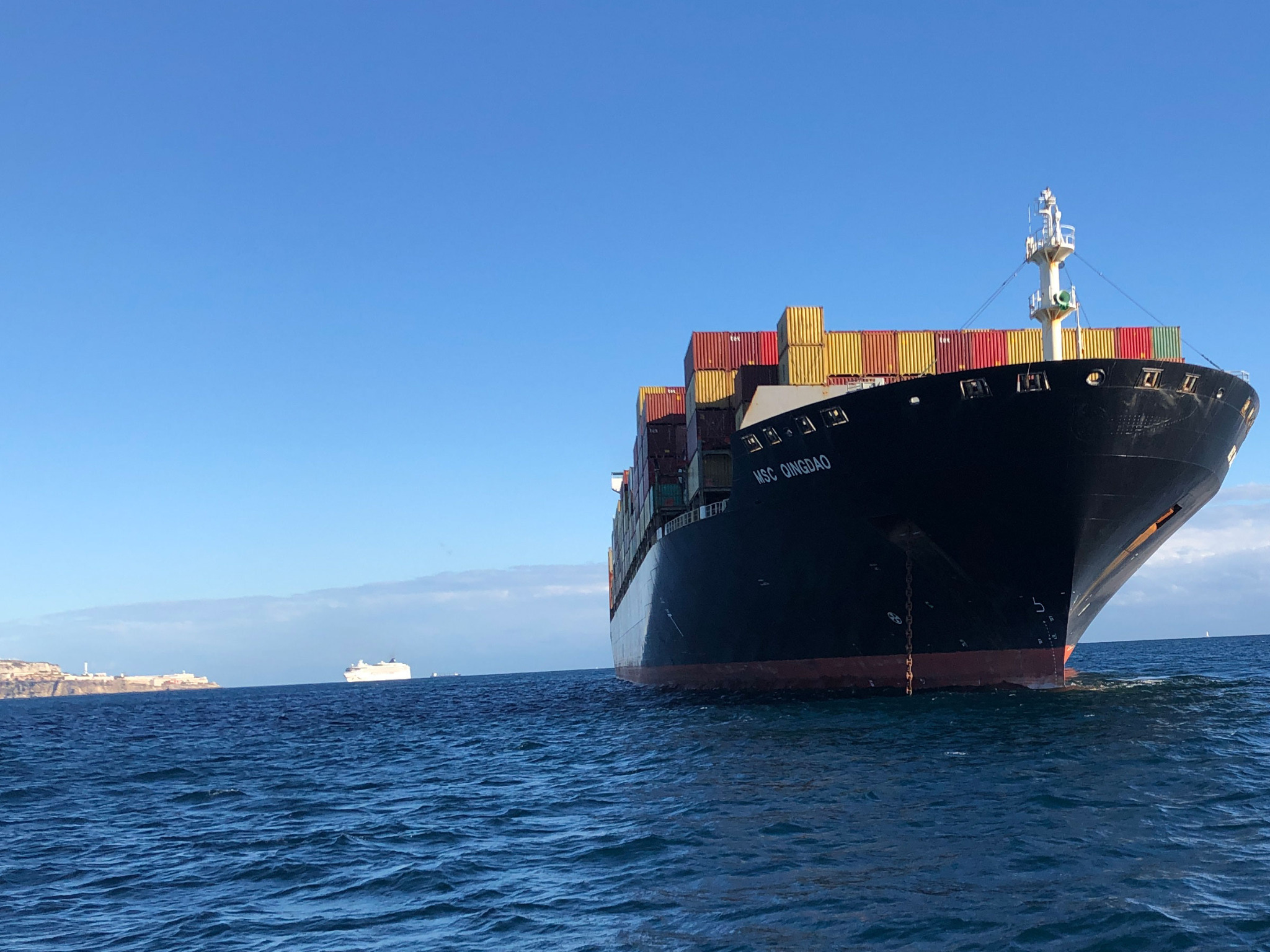 Containerschiff auf See als Beispiel für Routenplanung und Abstand