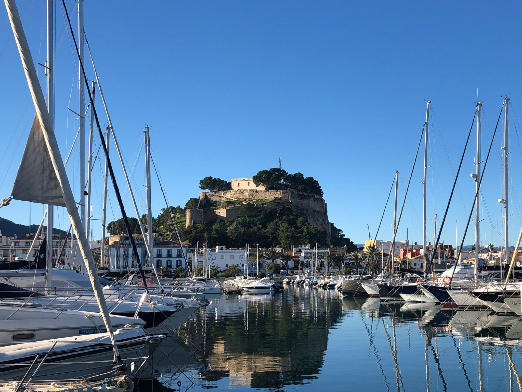 Blick vom Heck einer Segelyacht in der Marina