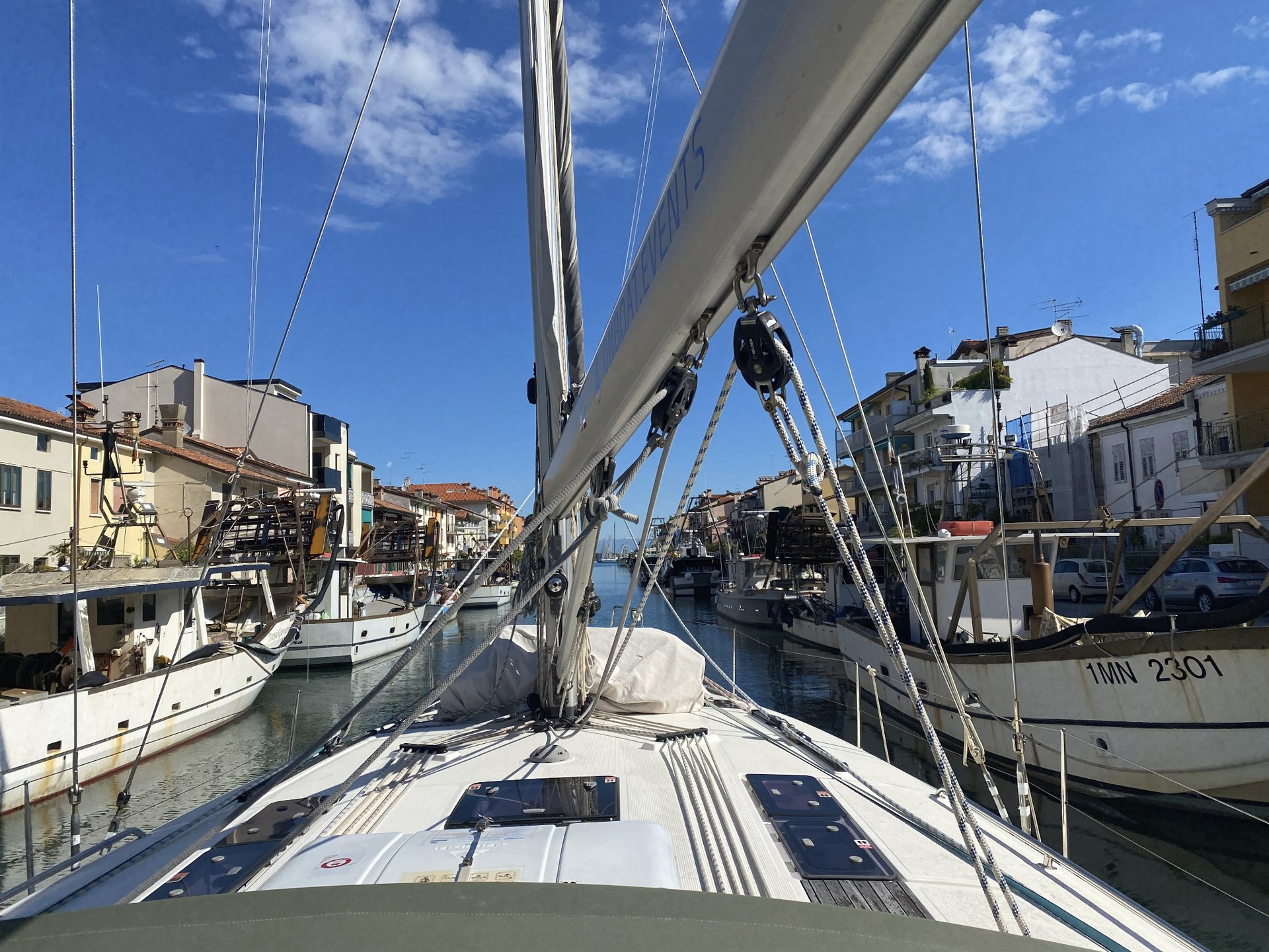 Blick über das Vorschiff einer Segelyacht im Hafen – Ankommen, Leinen, Bordleben