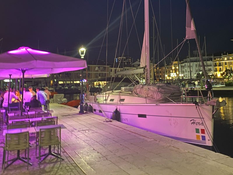 Abendstimmung im Hafen mit Segelyacht und warmem Licht als Bild für Dolce Vita an der Adria