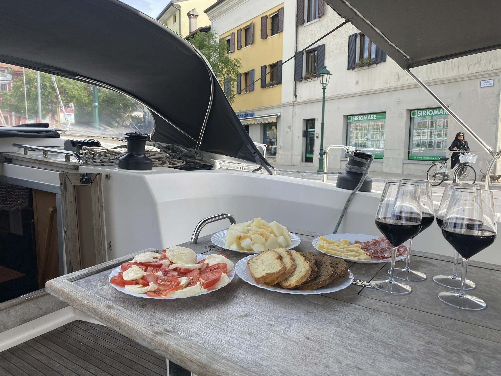 Kleiner Aperitivo im Cockpit der SY HERA als ruhiger Genussmoment an Bord