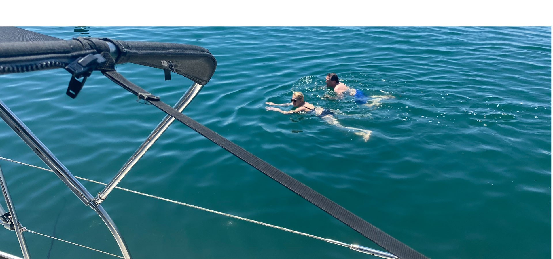 Badestopp vom Segelboot in klarem Wasser während eines entspannten Segelwochenendes