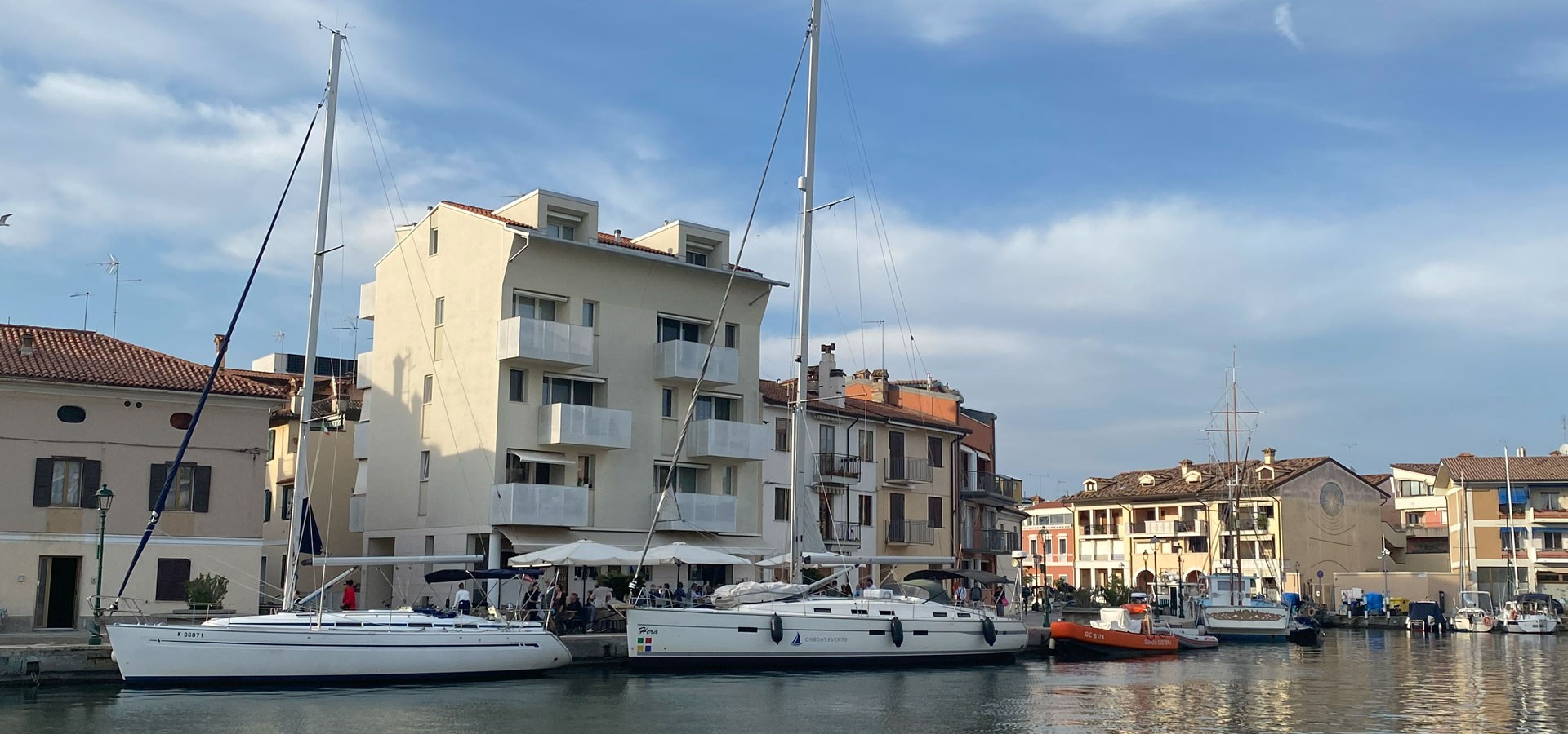 SY HERA liegt im Stadthafen von Grado an der Pier
