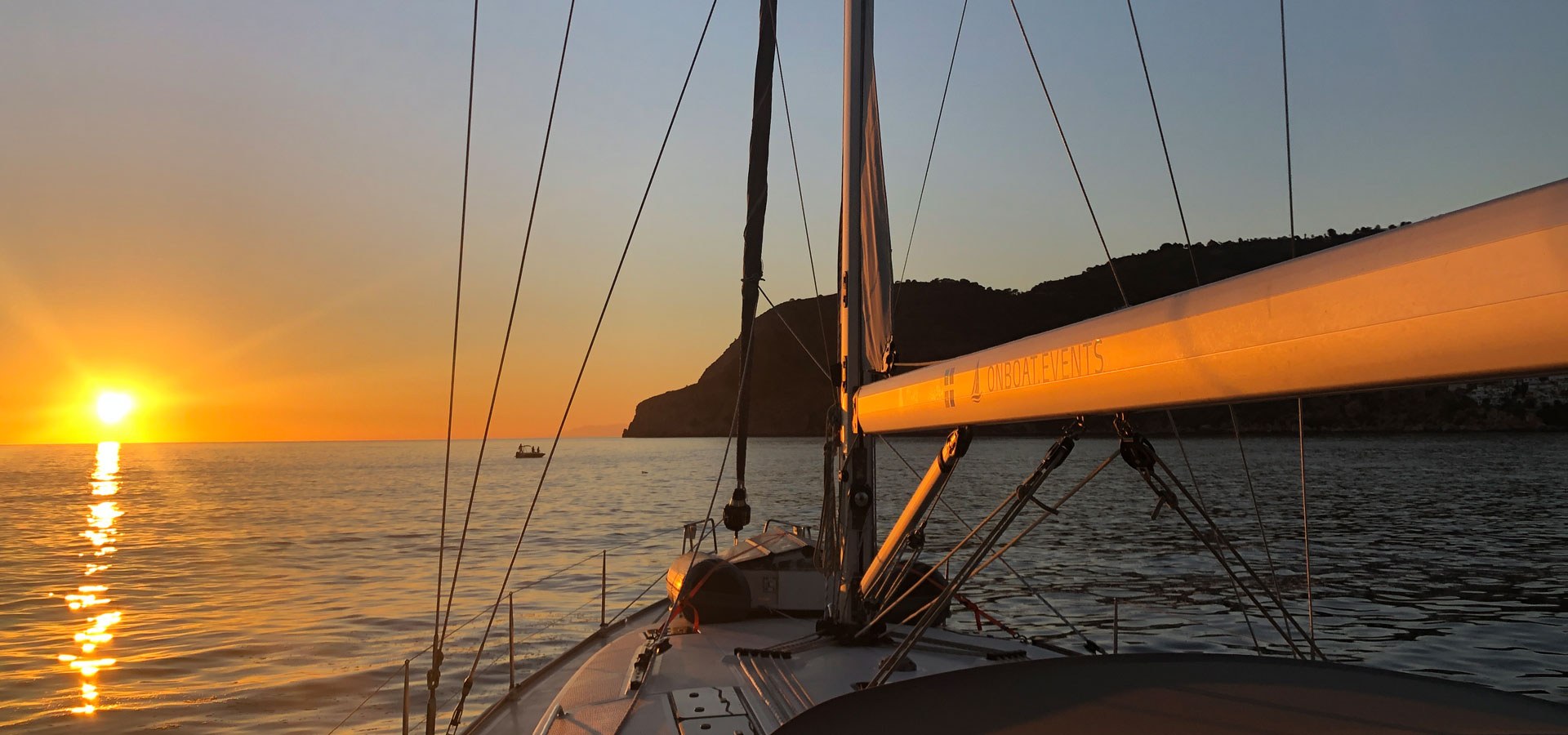 Sonnenuntergang an Bord der SY HERA mit ruhigem Cockpit und Meerblick