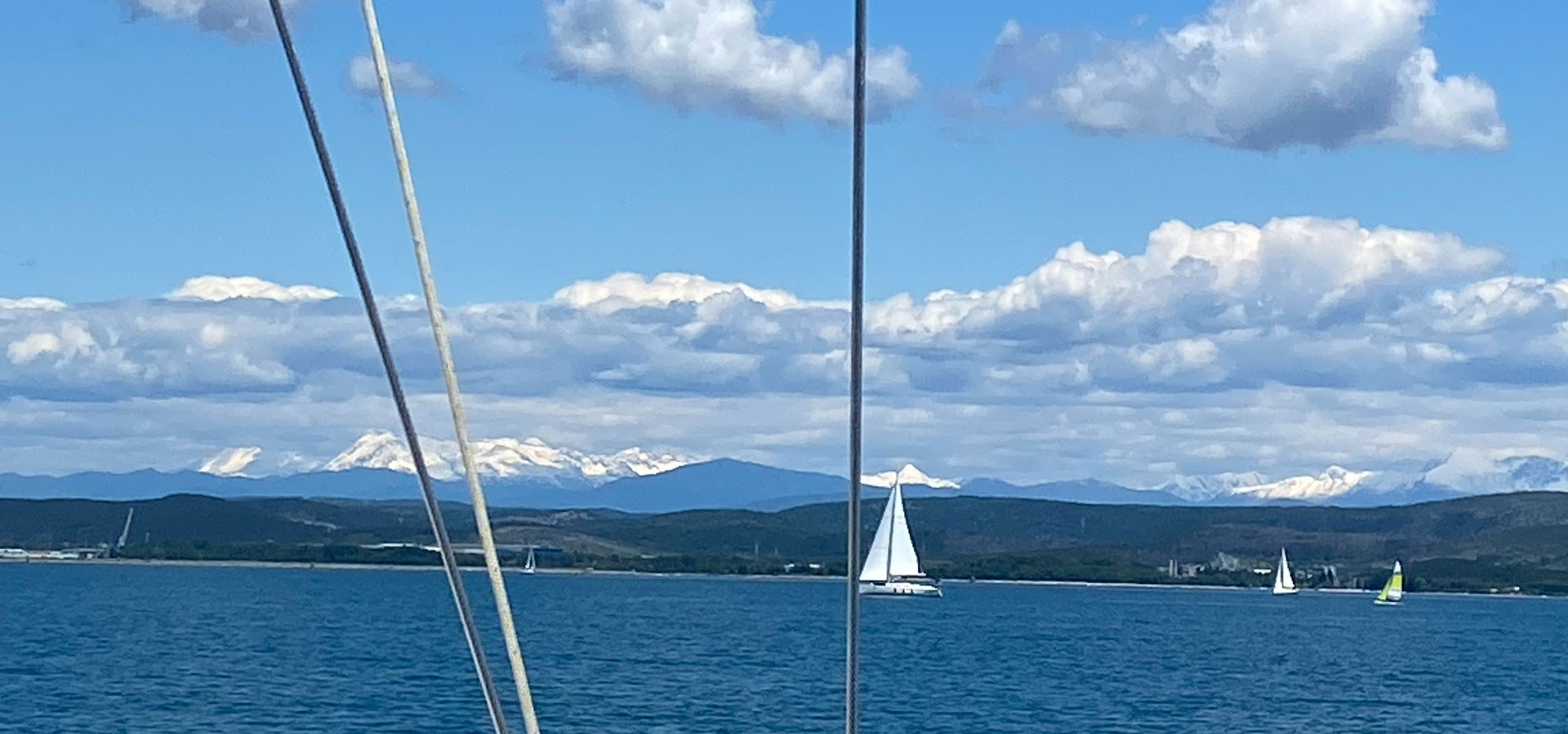 Segelyacht unter blauem Himmel in der Adria als ruhiger Einstieg in ein Segelwochenende ab Monfalcone