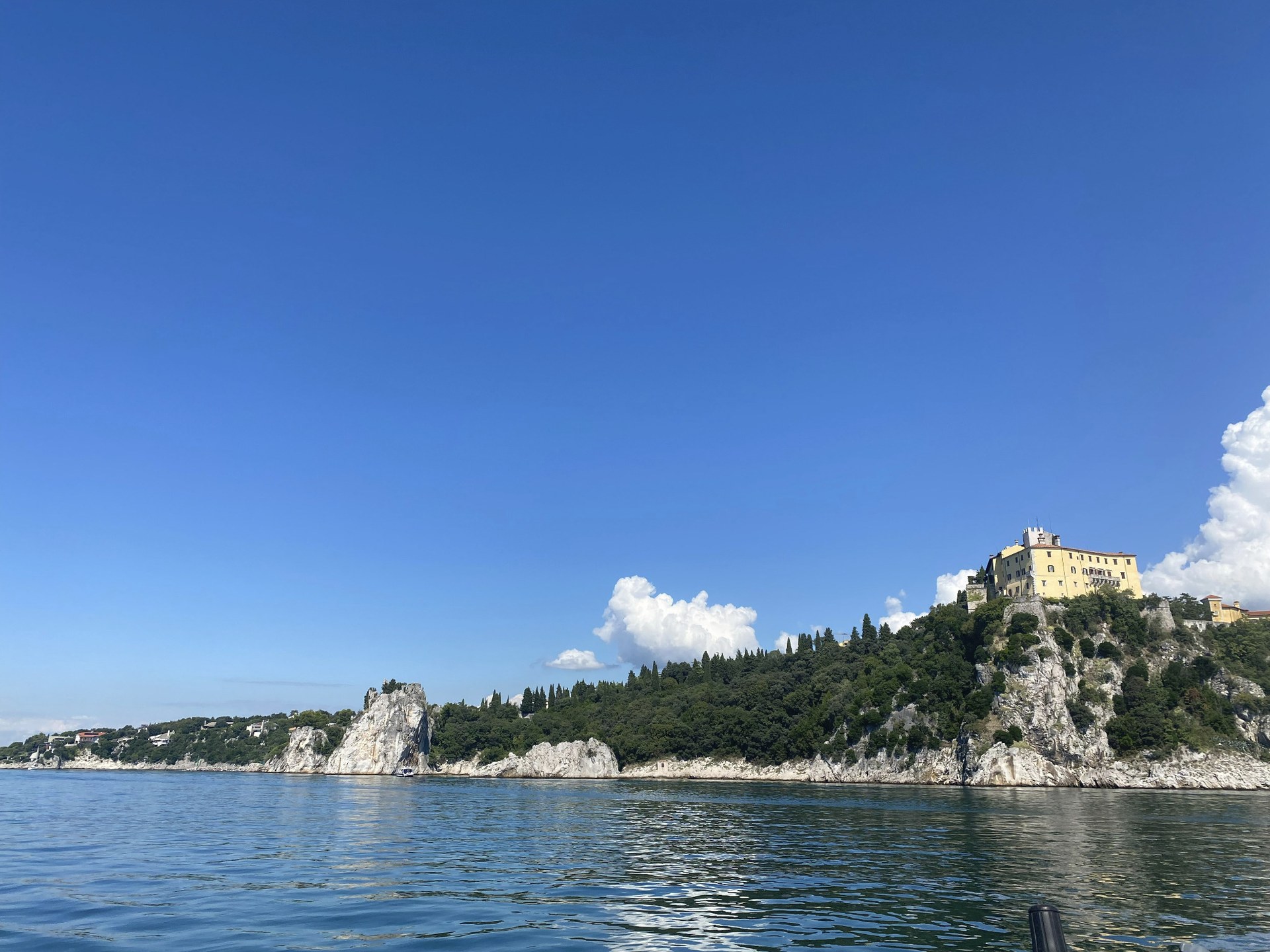 Schloss Duino, Privatresidenz der Fürsten von Thurn und Taxis, vom Wasser aus gesehen