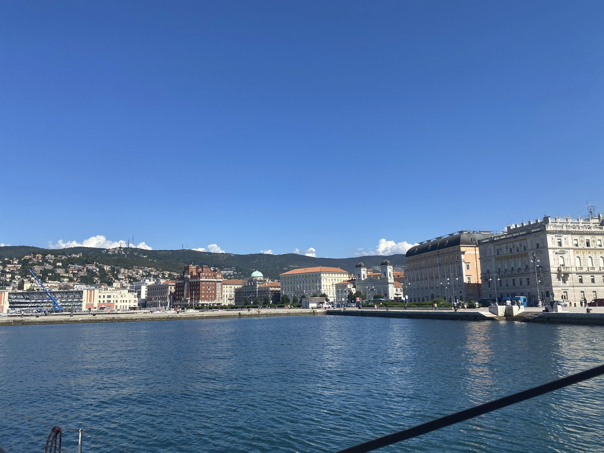 Blick auf Triest vom Meer aus – Stadt, Wasser und Adria in einem Bild