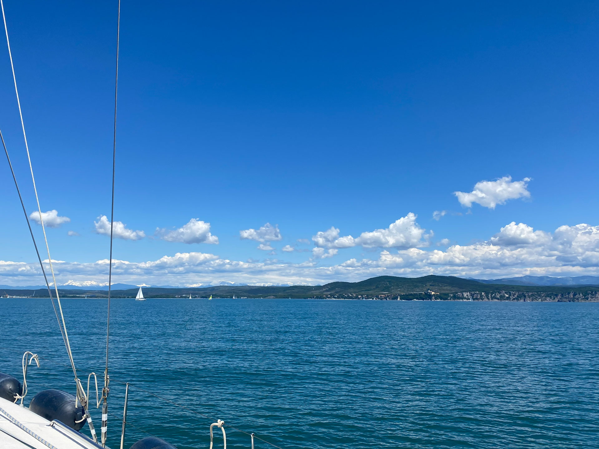 Blick vom Segelboot auf die Küste bei der Ansteuerung von Grado.