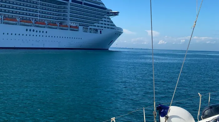 Blaues Wasser im Golf von Triest als Stimmung für Sail & Relax